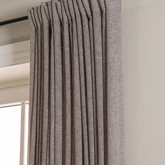 Svart gardinstång med dekorativ ändknopp