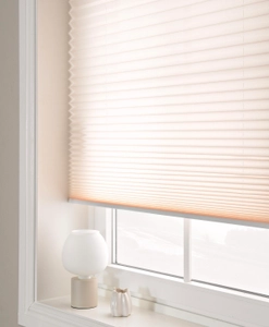 Närbild beige plisségardin