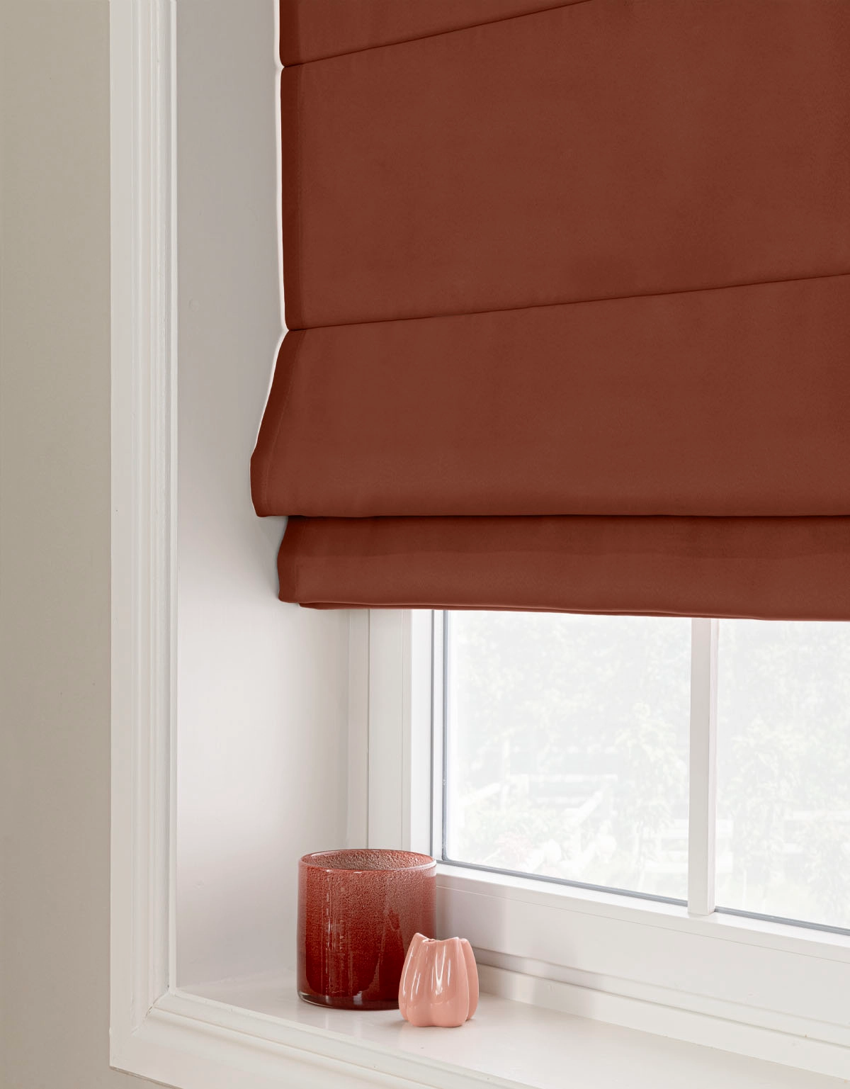 Mörkläggande roströd hissgardin