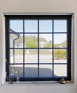 Svart rullgardin i screenväv