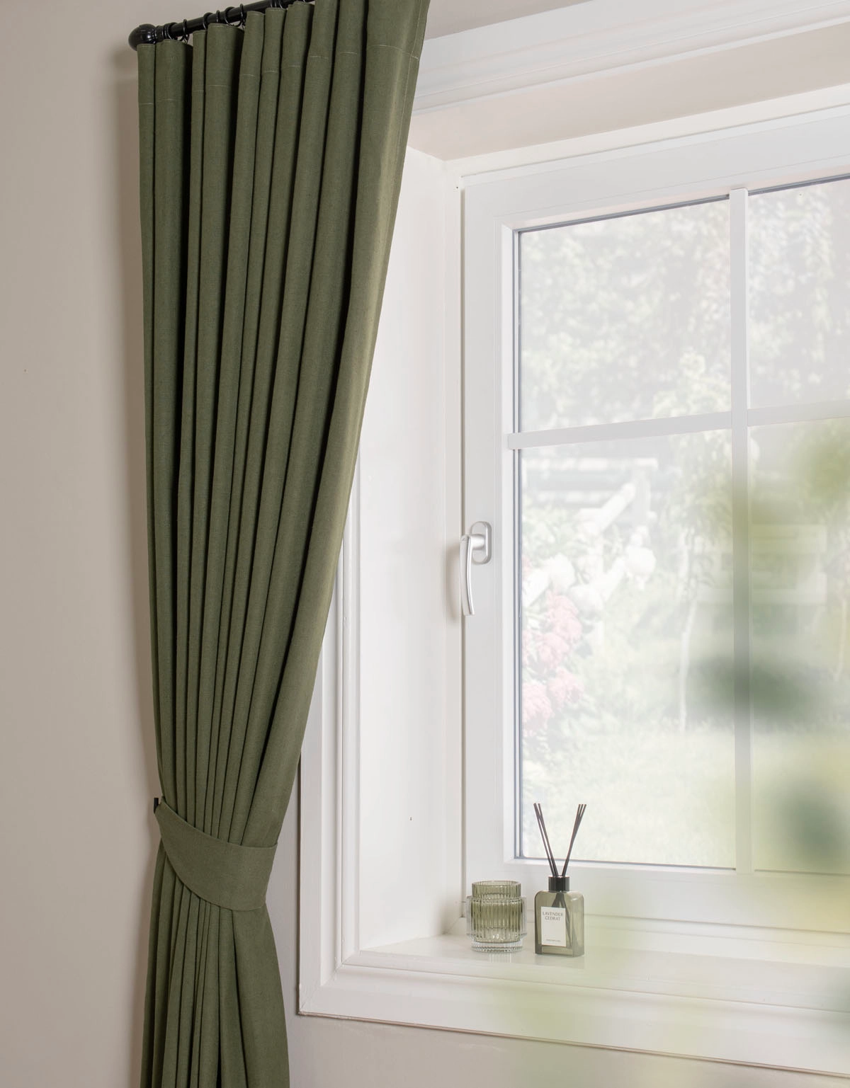 Grön gardin med matchande omtag i tyg