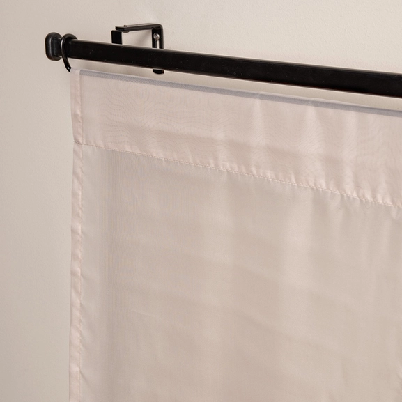 Närbild på beige transparent panelgardin