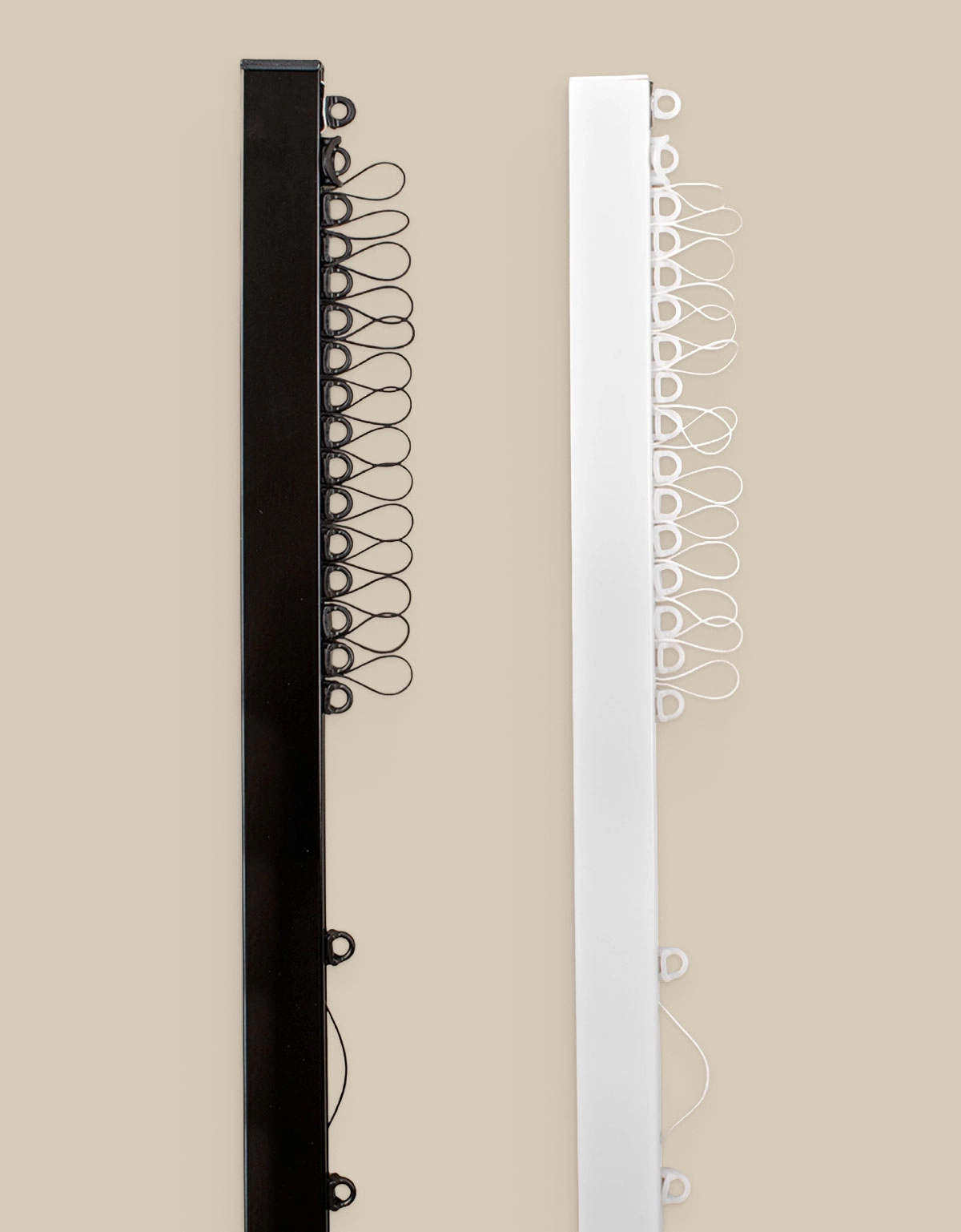 Svart och vit gardinskena med glid på lina