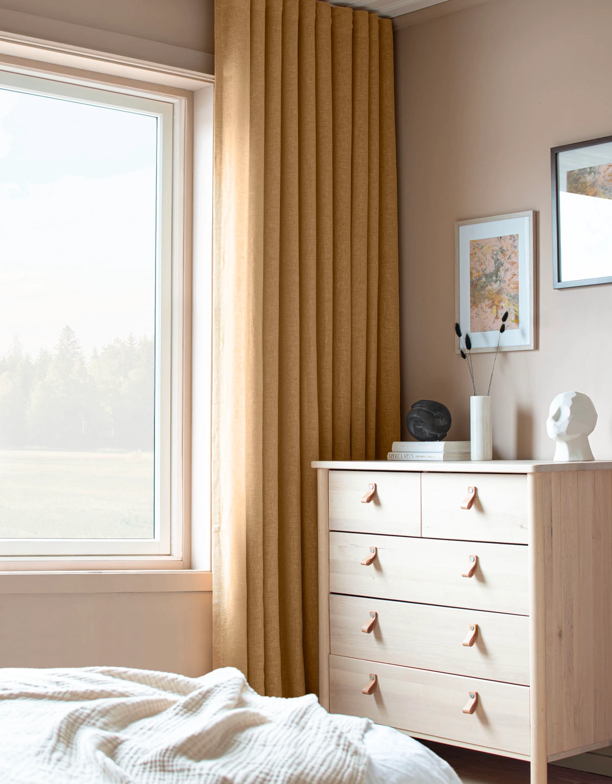 Senapsgul, skir gardin i sovrum