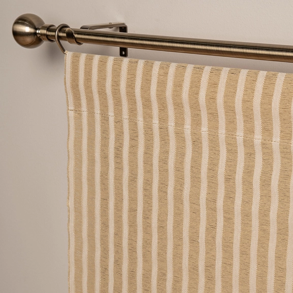 Närbild på beige panelgardin med ränder