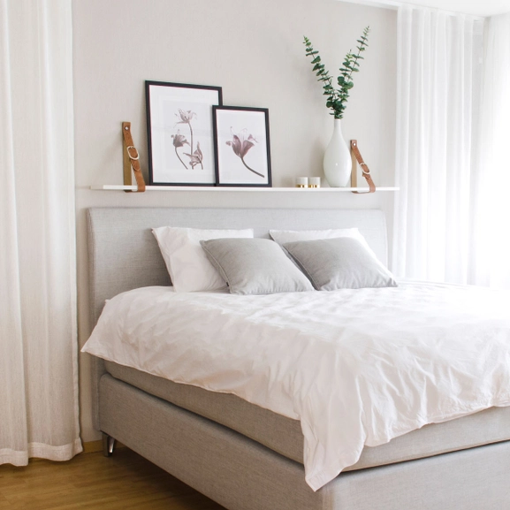 Ljusgrå sänggavel till dubbelsäng