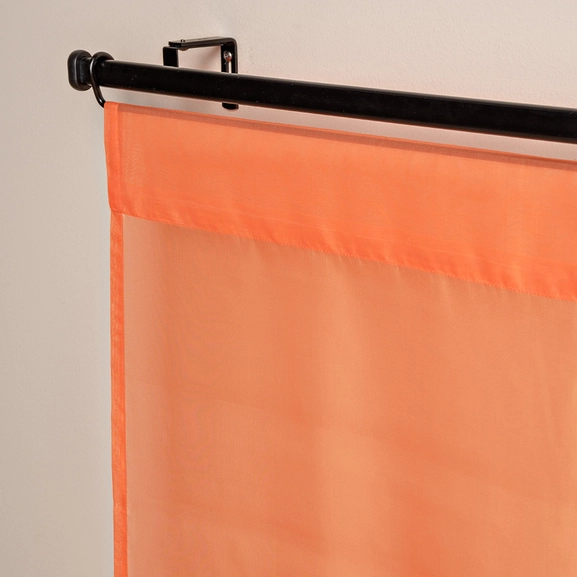 Närbild orange transparent panelgardin