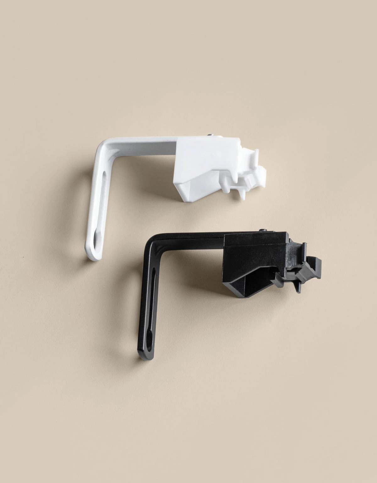 Väggfäste i vitt och svart till gardinskena Alex och Convex