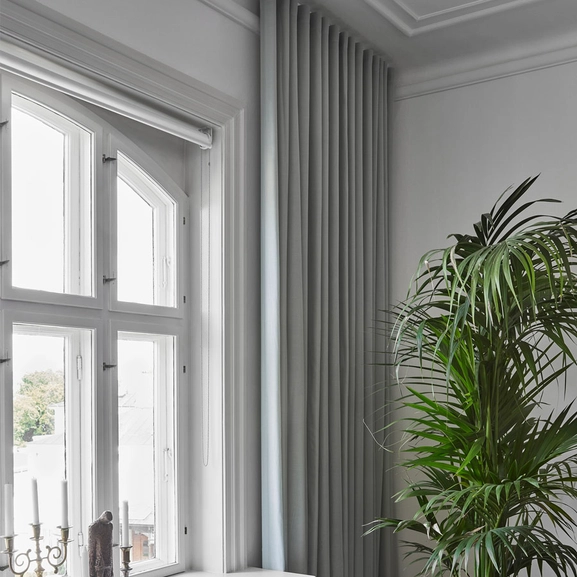 Vit gardinskena monterad i tak