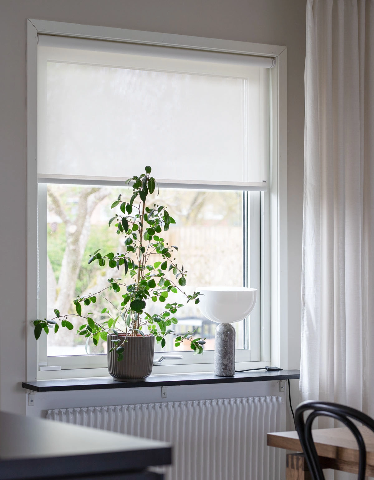 Skruvfri rullgardin i vit screenväv