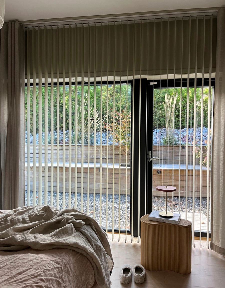 Mörkläggande lamellgardin, beige, i sovrum, öppen