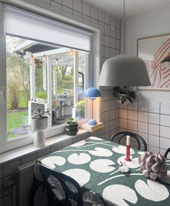 Fönsterhängd vit rullgardin