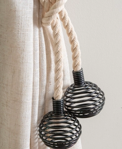 Gardinomtag i flätad bomull med metallklot i ändarna