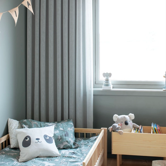 Blå gardin i blått barnrum