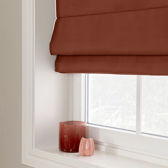 Mörkläggande roströd hissgardin