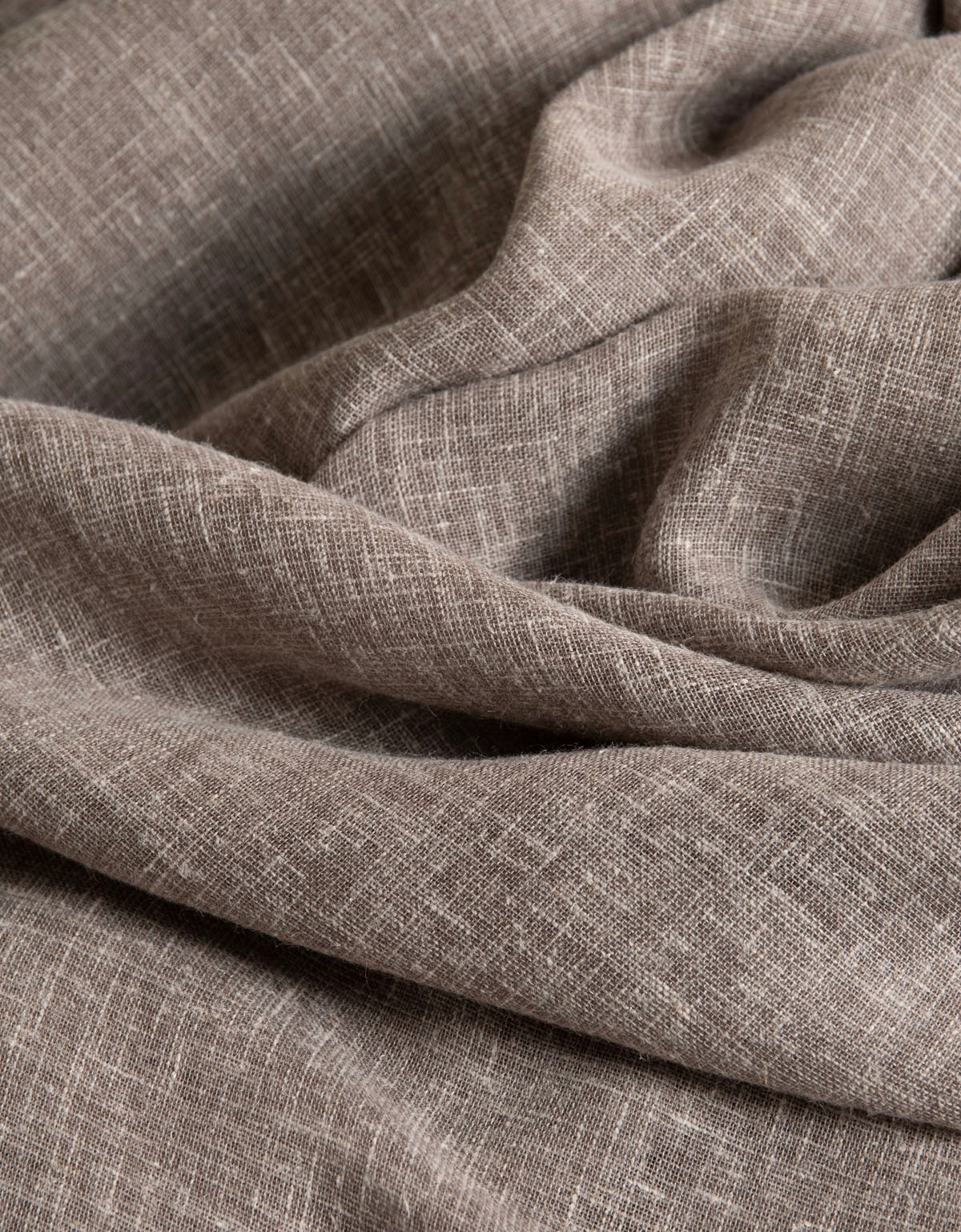 Närbild på gardintyg Saga i greige