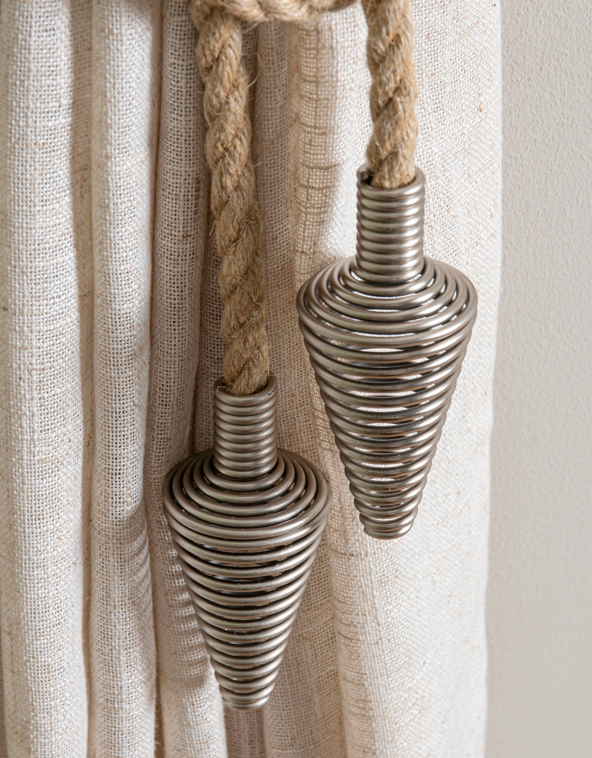 Gardinomtag i flätad bomull med metallpil i ändarna
