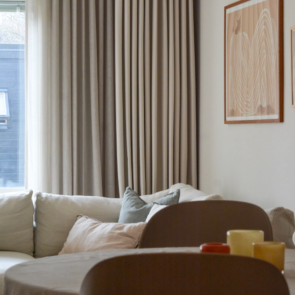 Dubbla beiga gardiner, Saga och Nova, i vardagsrum