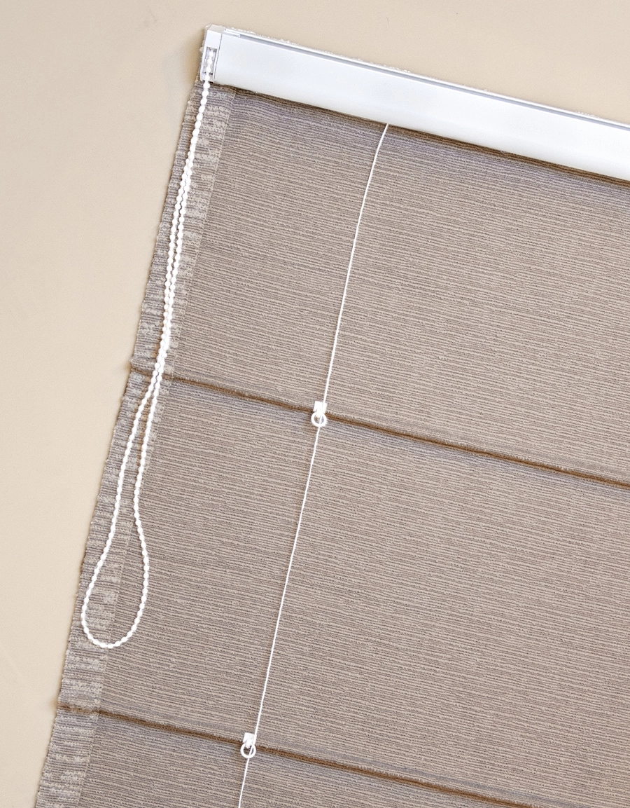 Linor på baksidan av hissgardin i boucletyg