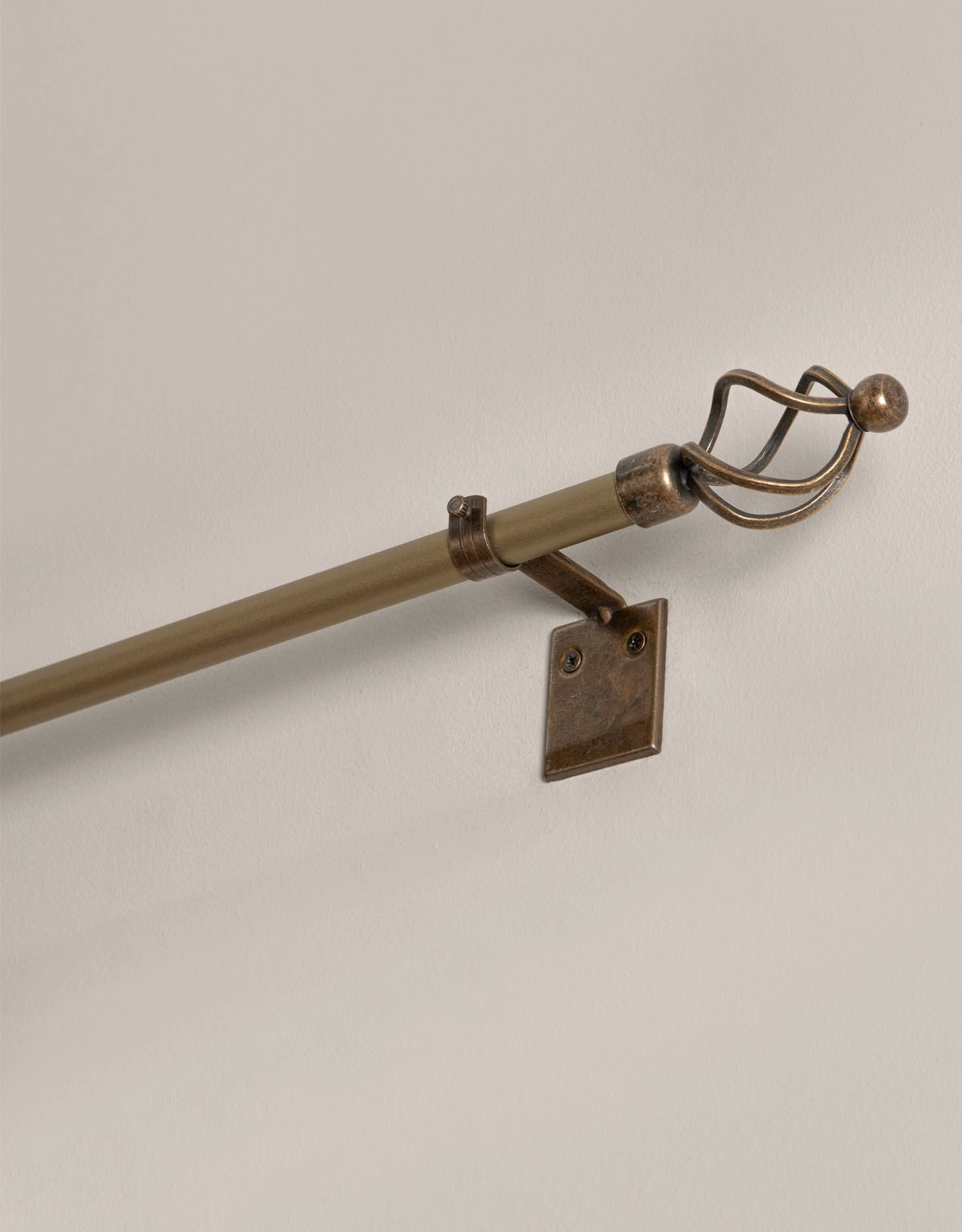 Gardinstång i klassisk stil med snirklig ändknopp