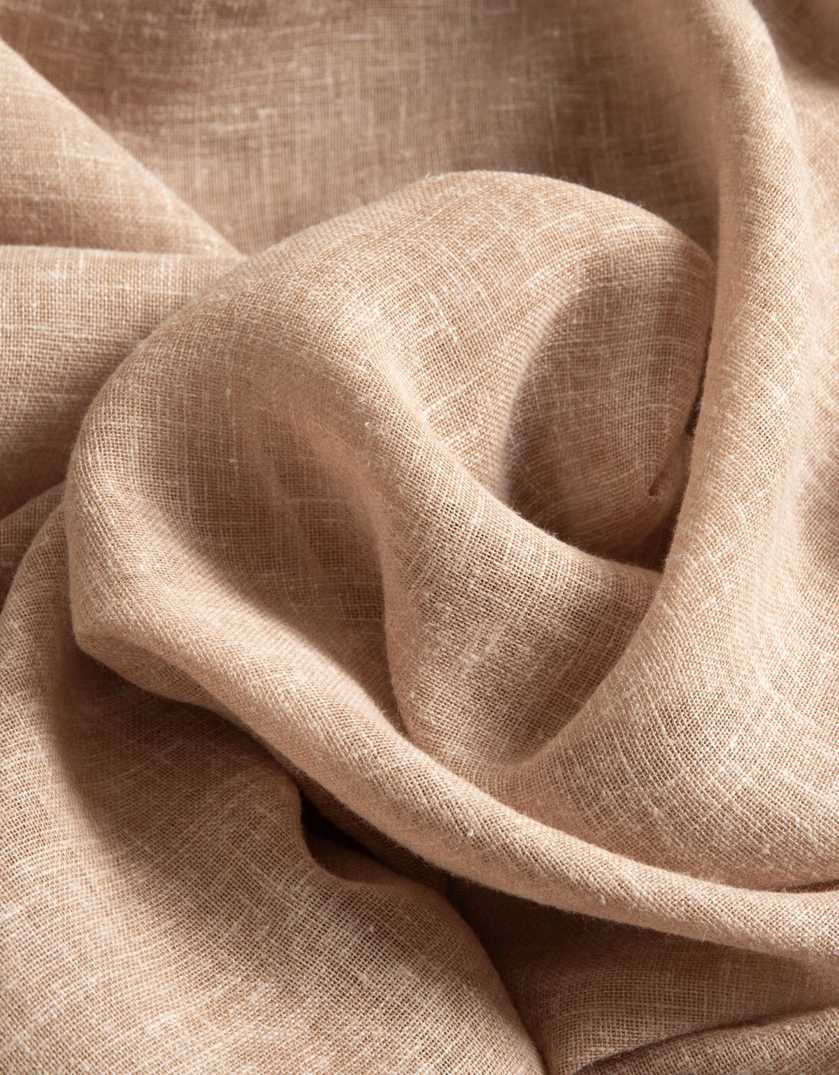 Närbild på gardintyg Saga i nougat