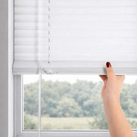 cordless-persienn-vit-hand