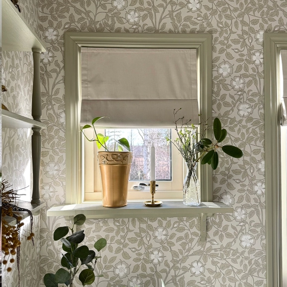 Beige mörkläggande hissgardin i lantlig miljö