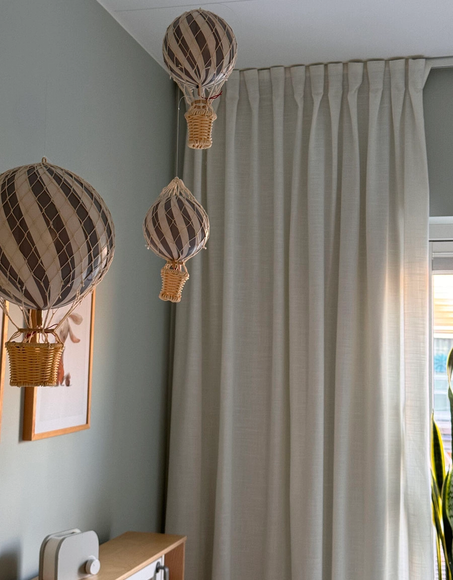 Varmvit gardin med fingerkrokar