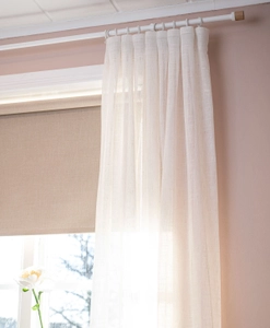 vit-gardinstång-beige-rullgardin