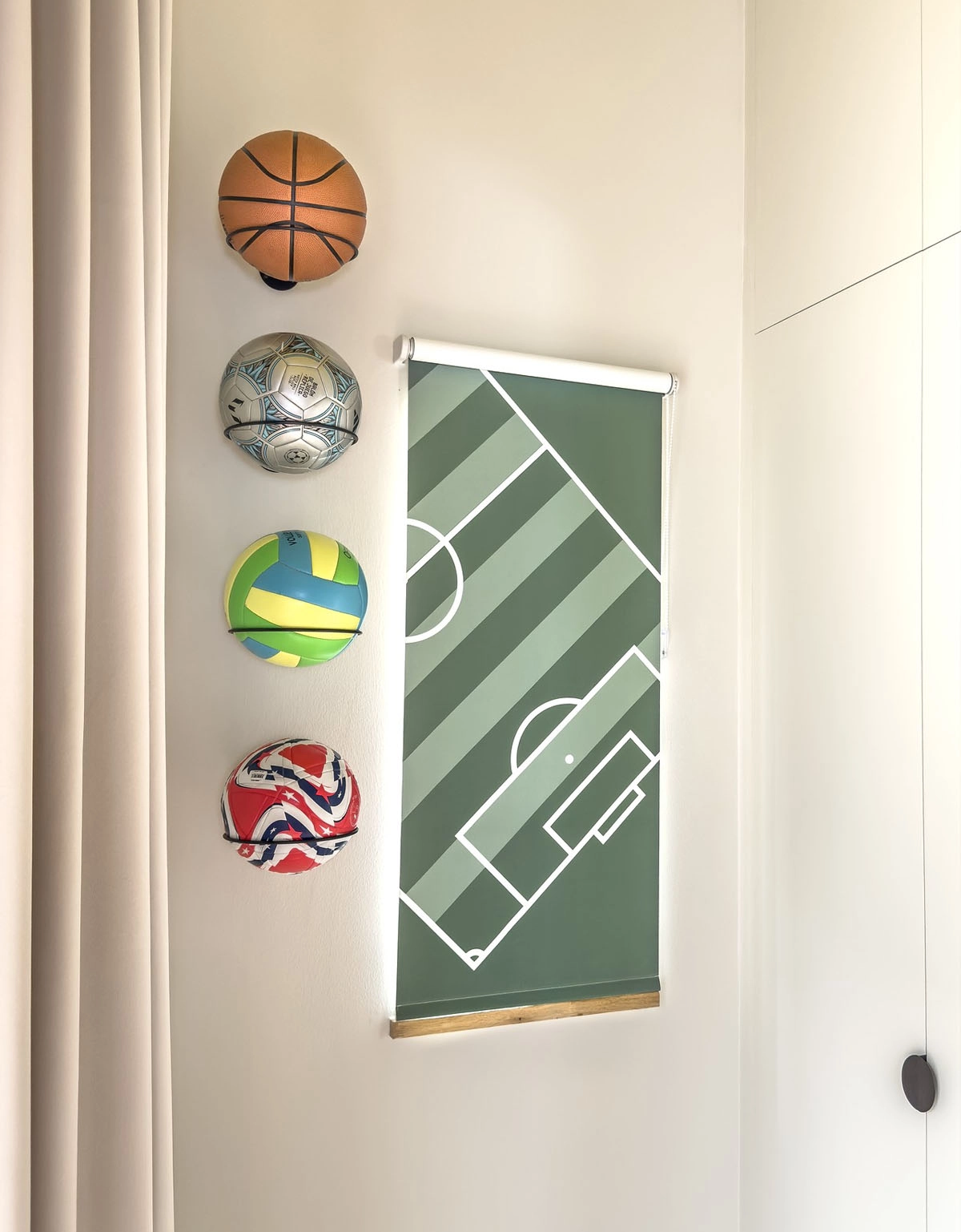 Rullgardin med fotbollstryck i färgglatt rum