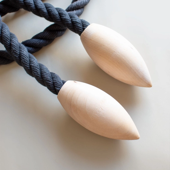 Svart gardinomtag med knoppar i trä