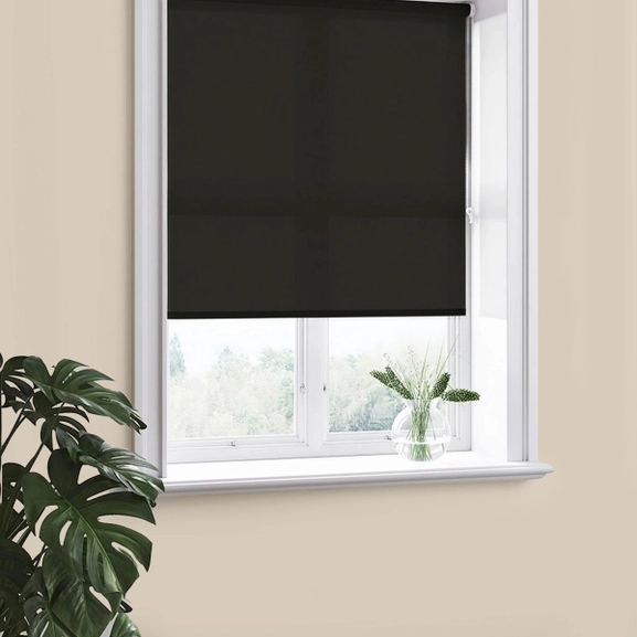avskärmande-rullgardin-svart-db