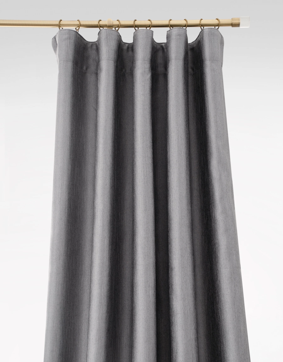 Grå gardin med viss struktur och glans