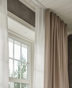 Gardinskena med två spår med dubbla gardiner