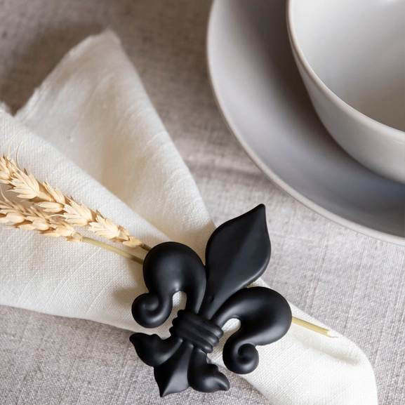 Servettring med svart lilja