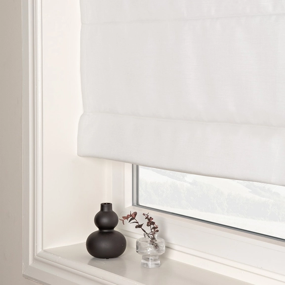 Vit, avskärmande hissgardin