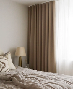 Beige mörkläggningsgardin i sovrum