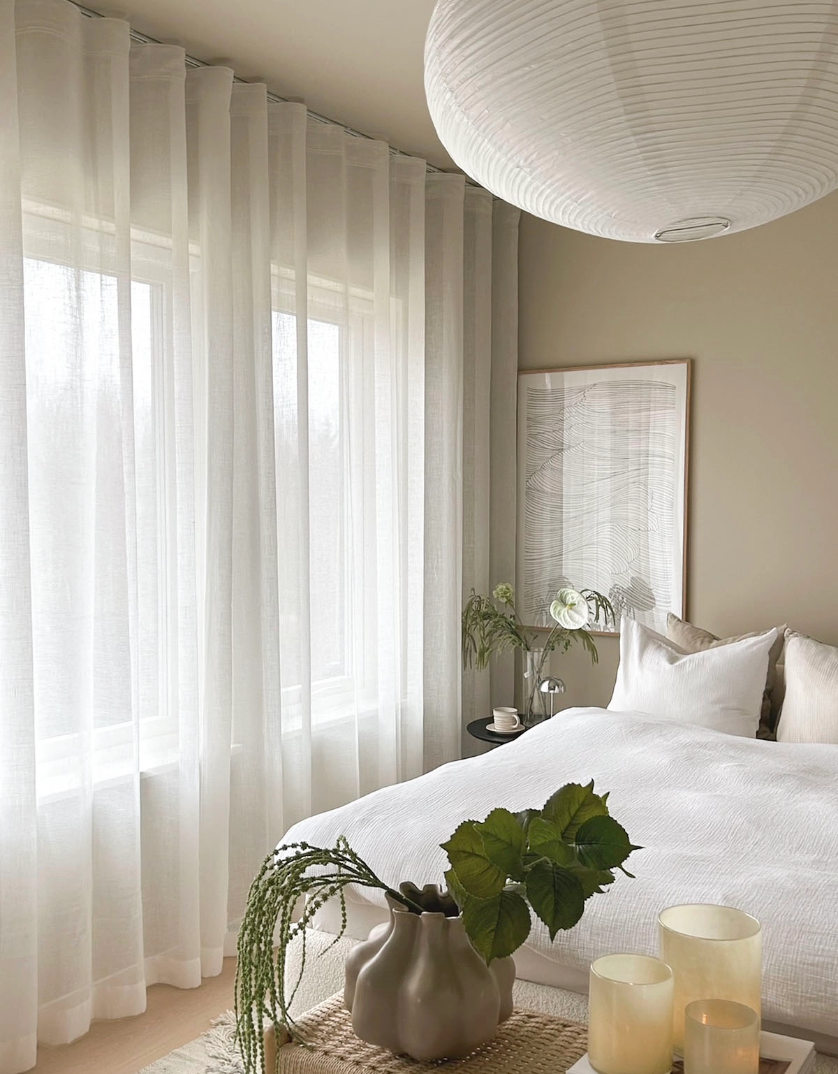 Vit skir gardin med hotellvågor i sovrum