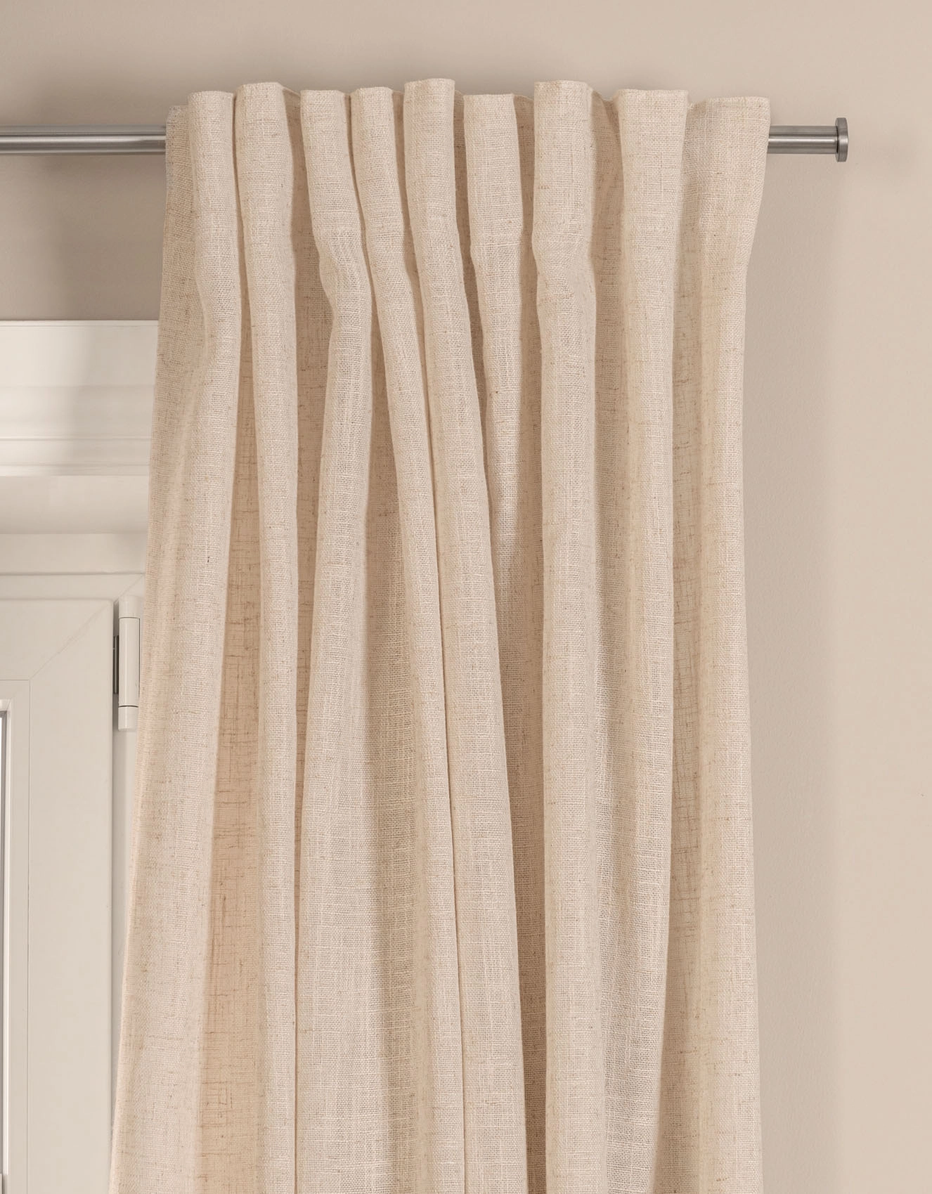 Gardinstång i rostfritt stål med beige gardin