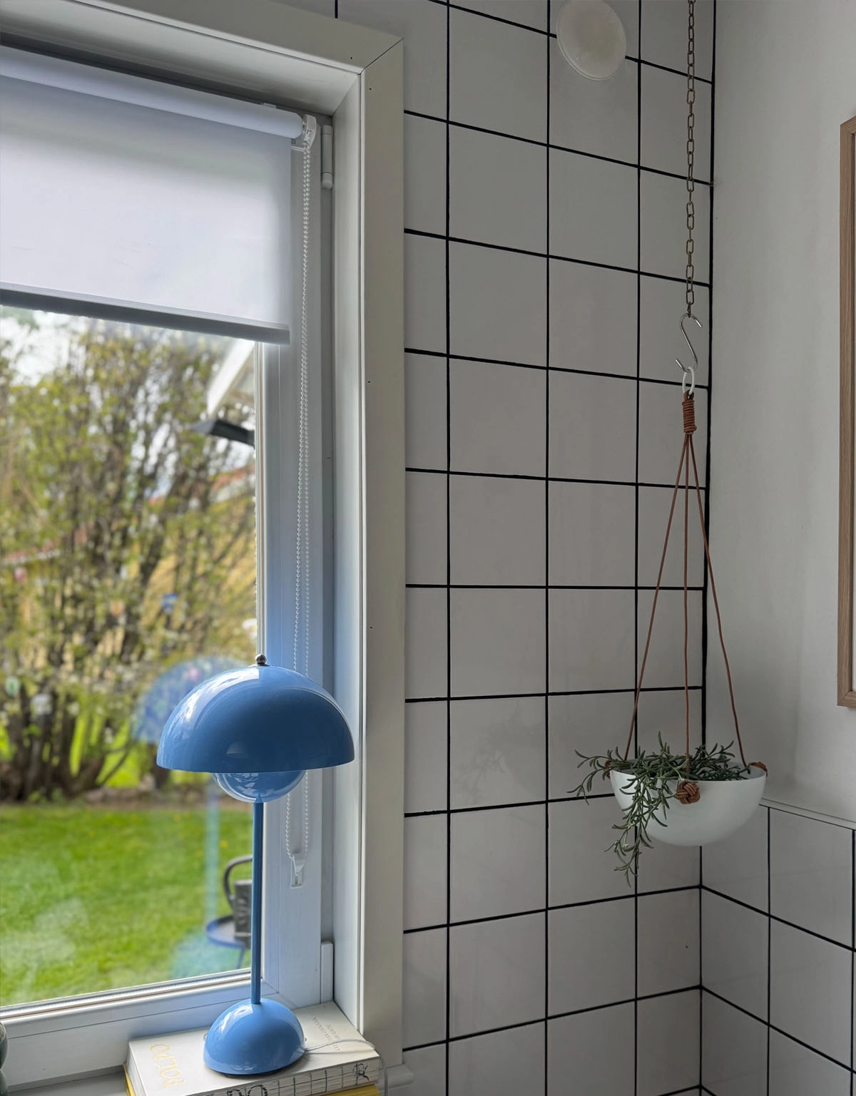 Fönsterhängd vit rullgardin