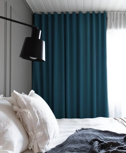 Mörkläggande blå gardin i sovrum