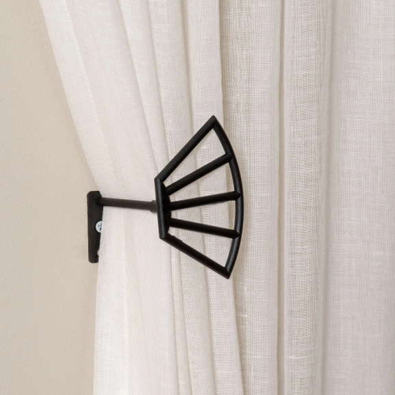Svart omtagsfäste med vit gardin
