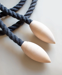 Svart gardinomtag med knoppar i trä