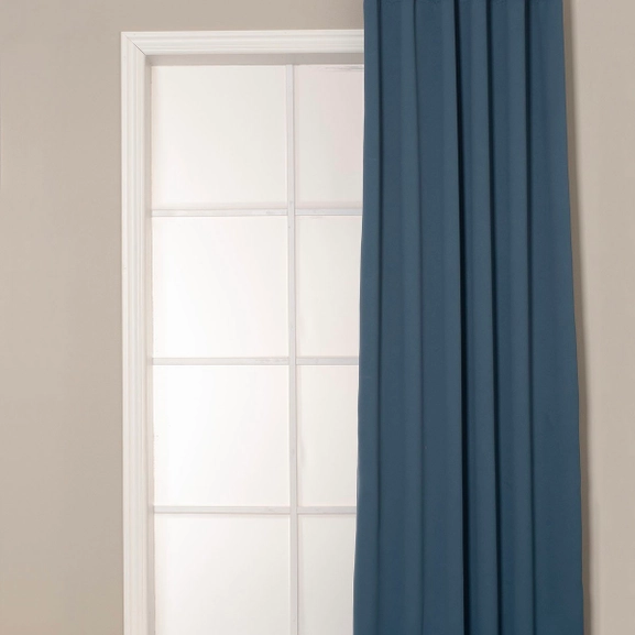 Blå mörkläggande gardin i enkelbredd