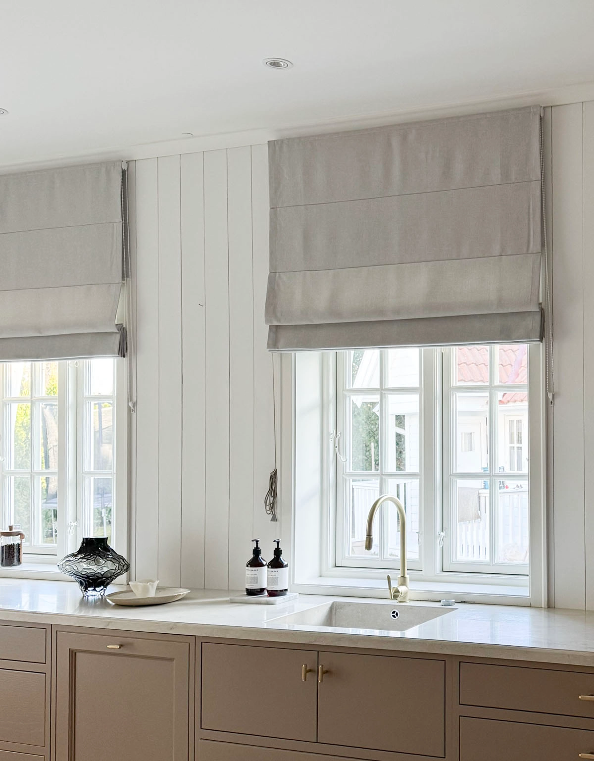 Hissgardin med grått tyg i kök