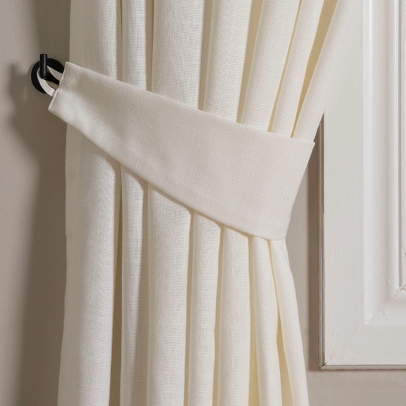Varmvit gardin med matchande gardinomtag
