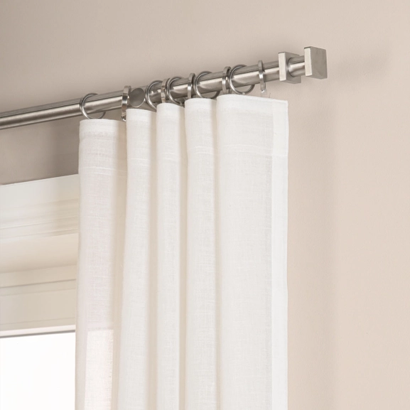 Gardinstång i rostfritt stål med vit gardin