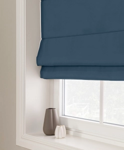 Mörkläggande blå hissgardin