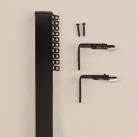 Svart gardinskena med väggfästen