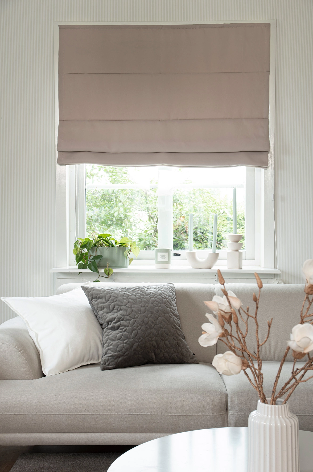 Mörkläggande beige hissgardin